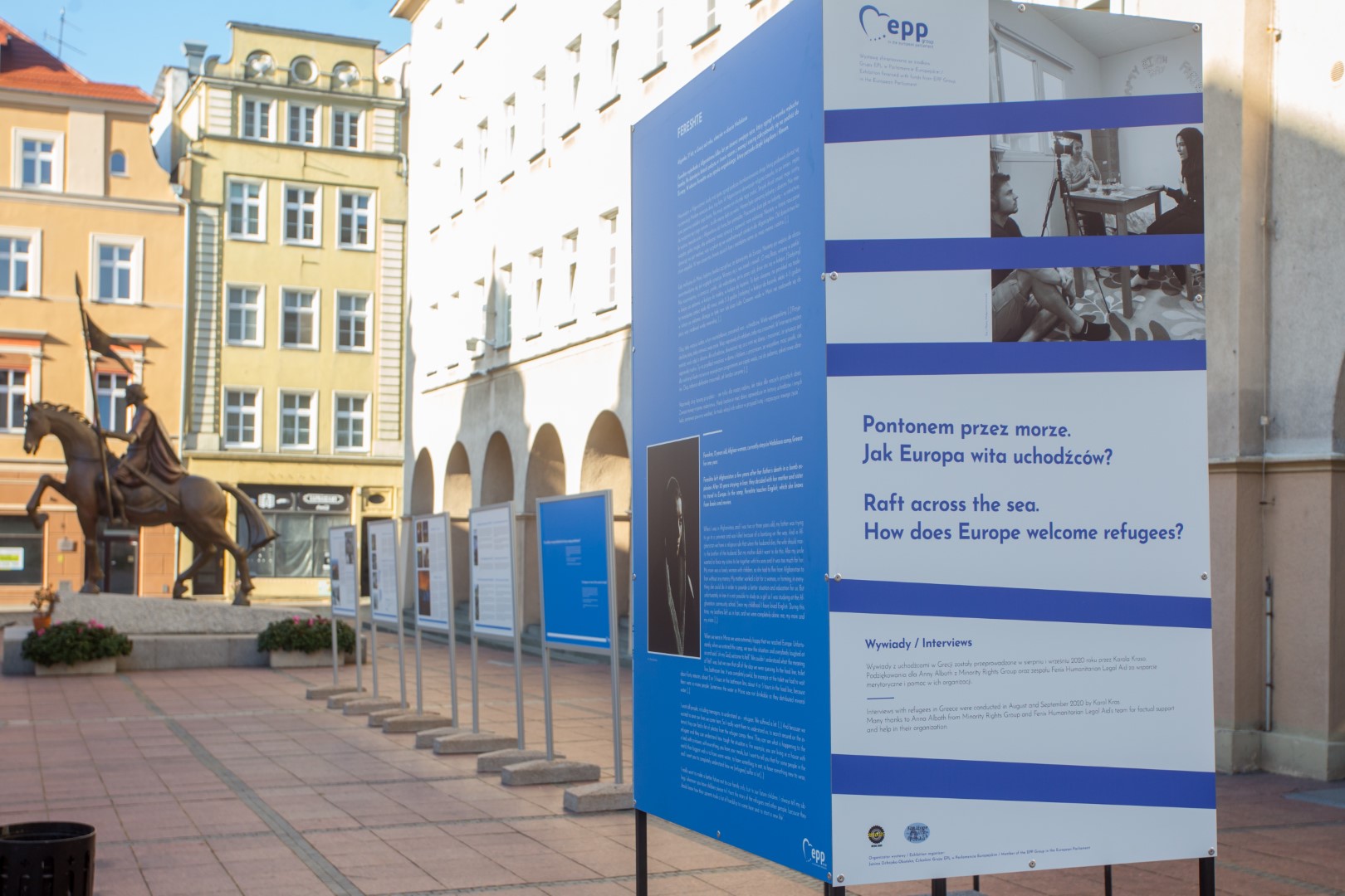 Read more about the article Wystawa Janiny Ochojskiej: Pontonem przez morze. Jak Europa wita uchodźców?